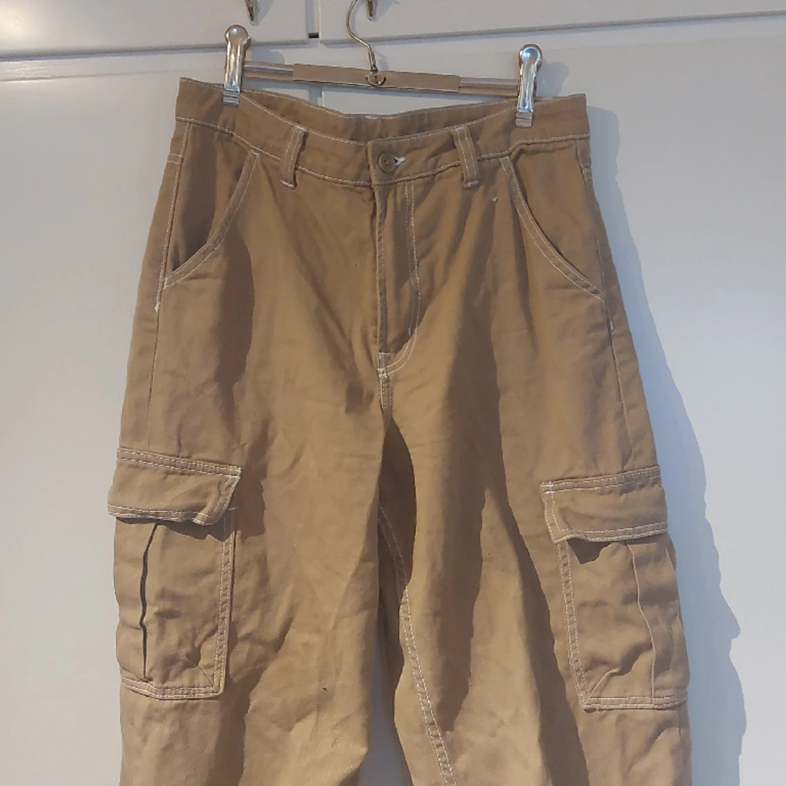 Beiga cargo byxor från H&M