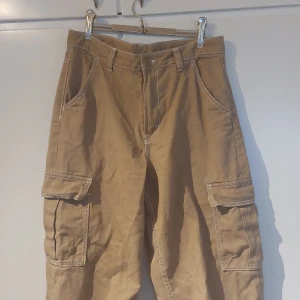 Beiga cargo byxor från H&M - Beiga cargo byxor i storlek 40. Använd ett flertag gånger.