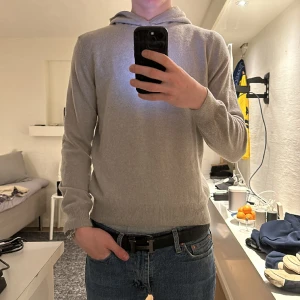 Oscar Jacobson kashmir hoodie - Säljer en fin och skön kashmir hoodie. Storlek xs sitter som m  Pris 900, nypris 1500