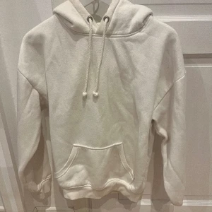 hoodie - säljer min vita hoodie från bikbok 🤍
