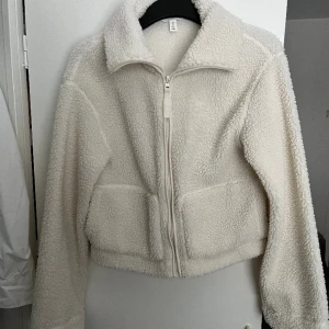 Pilejacka H&M  - Säljer den här populära Pilejackan ifrån H&M, i nytt skick då den endast är använd 1 gång. 