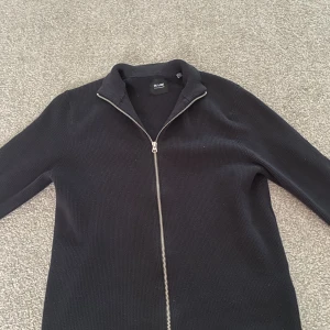 Zip tröja från only&sons  - Riktigt snygg och grischig zip tröja från only&sons, som matchar bra med många plagg. skick 9/10 inprincip oanvänd, Skrev ett meddelande om frågor uppstår.  