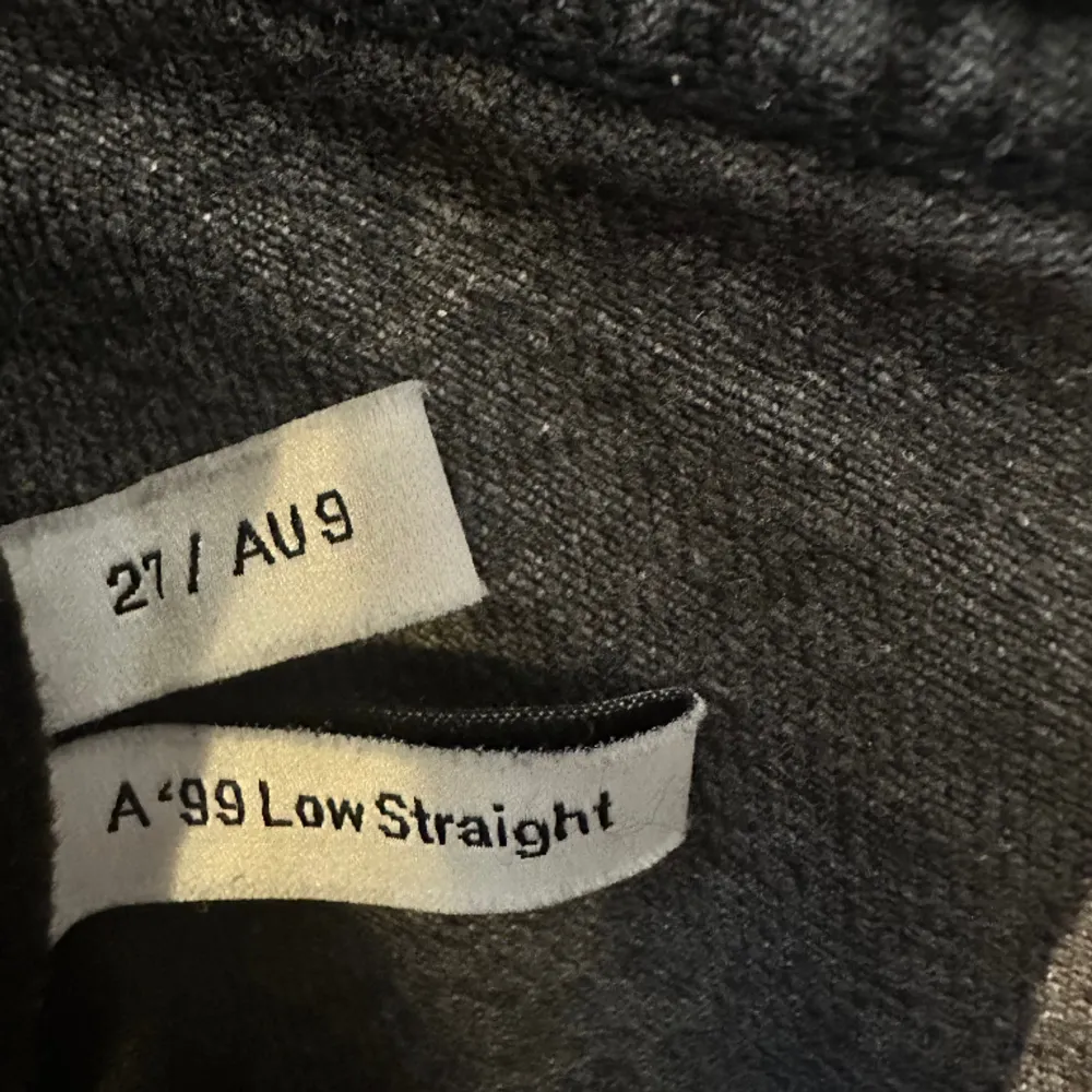 Säljer dessa Abrand jeans i storlek 27 pga för stora. Fint skick. Modell: 99 Low Straight. Beninnerlängd: 79cm.. Jeans & Byxor.