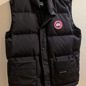 En helt ny canada goose väst köpt i NK, den har bara har används nån gång, den är i helt nytt skick, prislapp finns med. Original pris: 5149,00