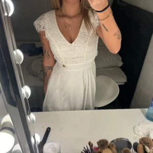 Student klänning - En vit klänning som passar perfekt till studenten eller avslutning. Storlek Xs. Endast använd en ända gång på en skolavslutning. 