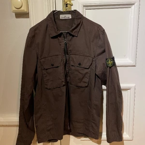 Stone Island Overshirt  - Sjukt snygg Overshirt i en färg som passar perfekt till ett par linnebyxorna under sommaren! Nypris 3400, mitt pris 1300! Tags från nk finns. Skick 8/10, lite solblekt men inga andra defekter. Om du vill ha mer info kom pm.