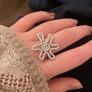 Ring🌸 - Egengjord ring🌸 materialet är aluminium, vilket inte rostar och inte ska missfärgas. Justerbar då metallen är ganska mjuk✨ (slagit av köp direkt då det finns flera, skriv direkt för köp. 12kr frakt)