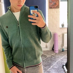 Grön zip up - Säljer pga ingen användning 