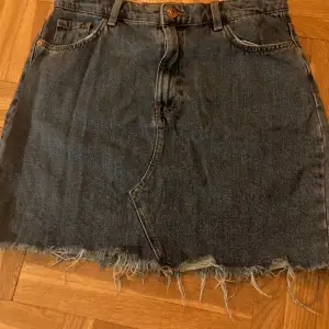 Jeans kjol, i storlek XL men är mer som än 38! Passar perfekt till någon som är 38/40 