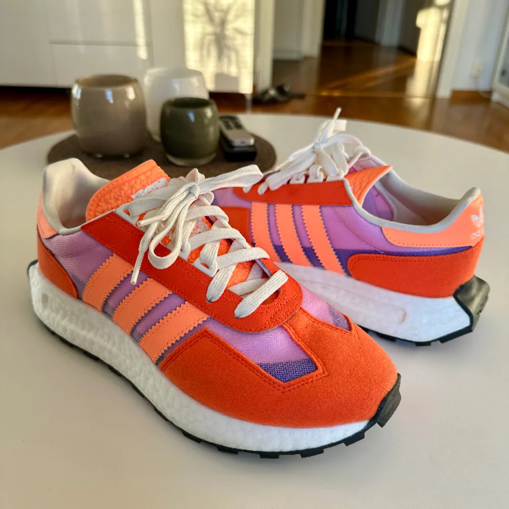 Knappt använda sneakers! Kanonskick! Se bilder.   Adidas Originals Sneakers  Färg: impact orange/beam orange/bliss lilac Storlek: 42 2/3. Skor.