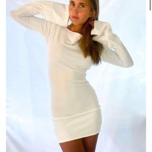 Vit klänning från by Stina Storlek S, längd 85 cm  Endast testad!  Kostar 849+ frakt ny