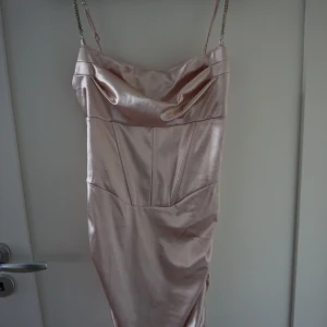 Klänning - Superfin klänning aldrig använd. Storlek M. 
