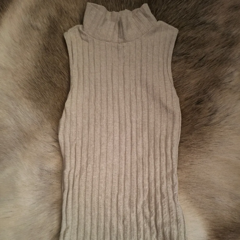 Short sleeved turtleneck i storlek XXS från Gina Tricot. Passar mer XS/S . Toppar.