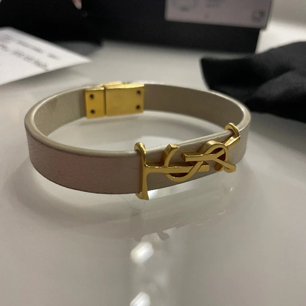 Grå Ysl Armband Accessoarer