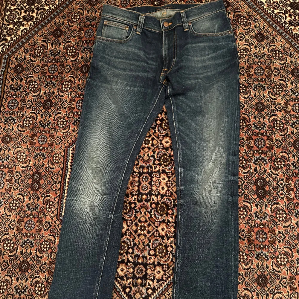Nudie Jeans i modellen ”Thin Finn”, slim-fit passform. Skicket 9,5/10, använda 2 gånger. Nypris 1600 kr. Size 31/32. Hör av er vid funderingar. . Jeans & Byxor.