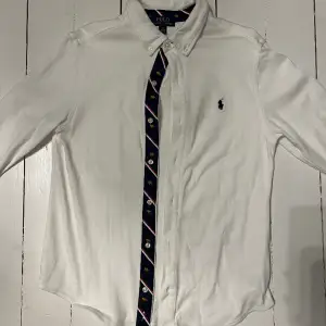 Ralph lauren skjorta i vit, skjortan är i mycket bra skick och är i ungdomsstorlek mellan åldrarna 14 och 16! Skjortan säljs på grund av att den är för liten.