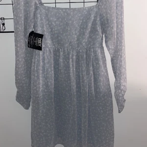 Klänning  - Denna är oanvönd och passar väldigt bra till sommaren, jag säljer denna för att  den inte passade mig. Inga defekter💗