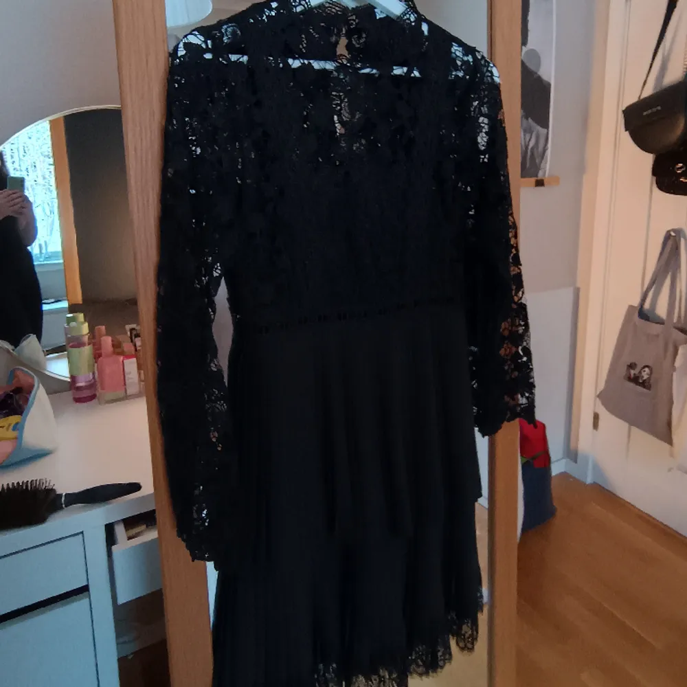 Super fin klänning från Zara i xs som tyvärr inte passar mig längre. 💓 Nypris 300 Hör av er om frågor, eller fler bilder 📸📸. Klänningar.