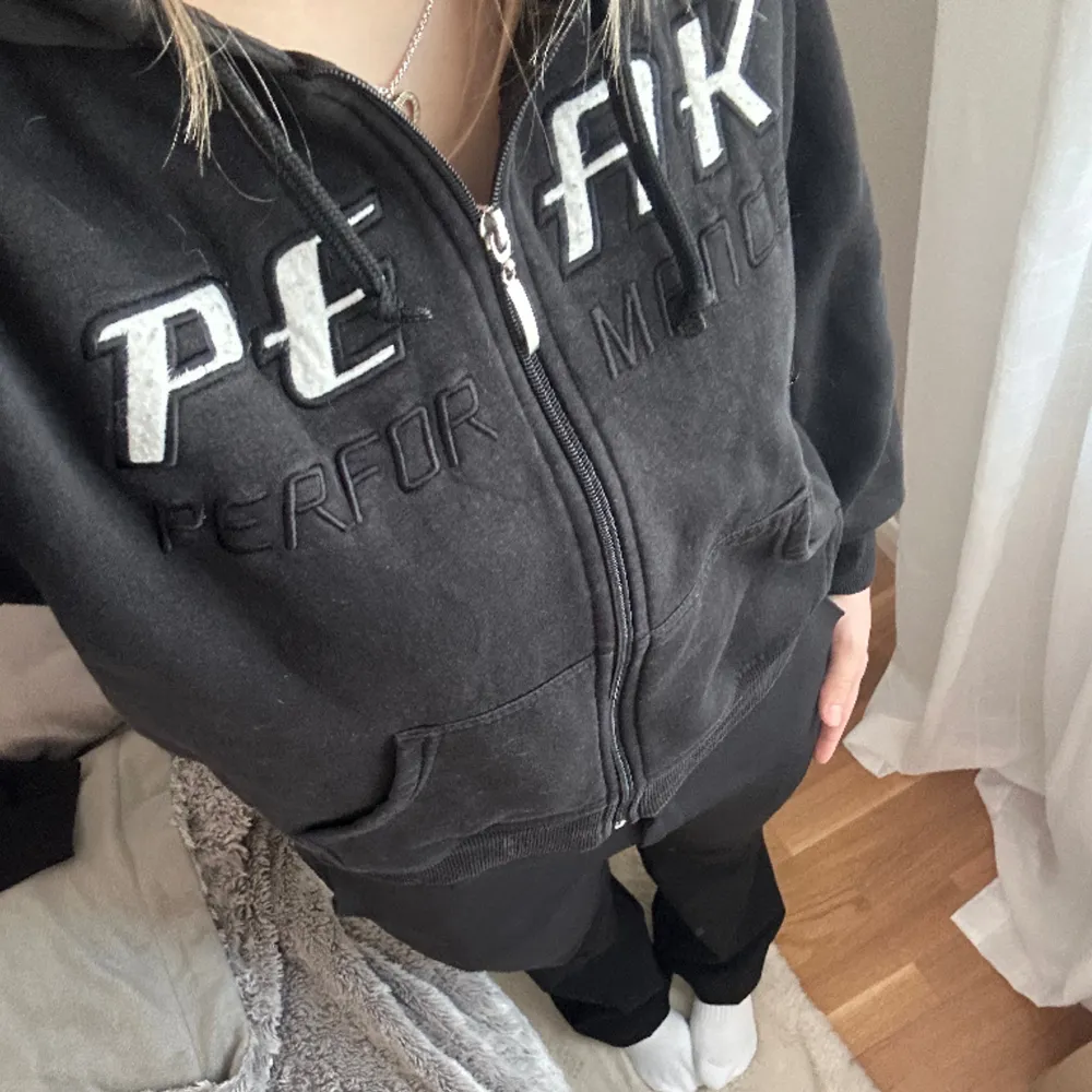 Svart Hoodie från peak performance! Ser smutsig ut på andra bilden men är inte så i verkligheten!! Barnstorlek xxl men passar s! Har en liten fläck som man knappt ser💕 Hör av dig vid frågor💕. Hoodies.