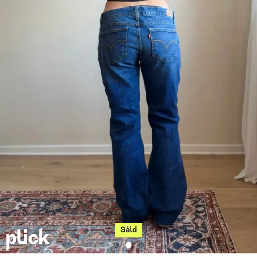 Jättefina lågmidjade Levis jeans som är köpta på plick men som tyvärr inte passade på mig. Midjemåttet är 87 cm och innerbenslängden är 83 cm ❤️. Jeans & Byxor.