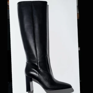 Höga boots - Säljer dessa klackar som är helt nya. Från zara men säljs inte längre, storlek 37. Köpte för 1600 säljer för 1000