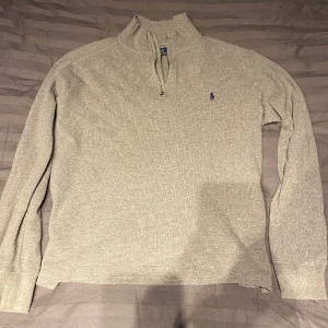 Ralph Lauren Half Zip - Hej, säljer denna gråa Ralph Lauren Half Zipen som inte passar längre. Det är barnstorlek L 14-16. Och den passade mig när jag var 170.  OBS Priset är ej hugget i sten och går att förhandla vid snabb affär. Kom privat för mer info/bilder