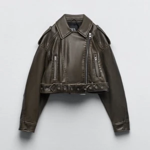 Zara skinnjacka  - Säljer den virala Molly mae zara skinnjackan💕 använd några gånger men säljer då den inte kommer till användning lika mycket längre🤍 hör av er vid fler frågor och bilder