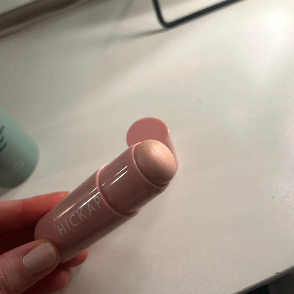 Säljer mitt settingspray och mitt wonder stick i färgen pink champagne då ja intr tyckte dom passade just mig. Endast testat wonder sticket på handen för att se färgen och sprayat två sprut av settingsprayen. Hör av er om ni har någon fundering . Beauty.