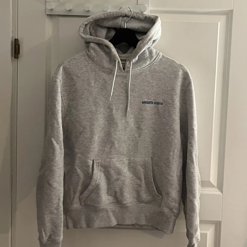 Säljer nu min grå hoodie med blått tryck på ryggen. (London hoodie). Köpt för 1600 och säljs inte längre. Storlek S. Den är sparsamt använd. Hör av er om ni har frågor! . Hoodies.