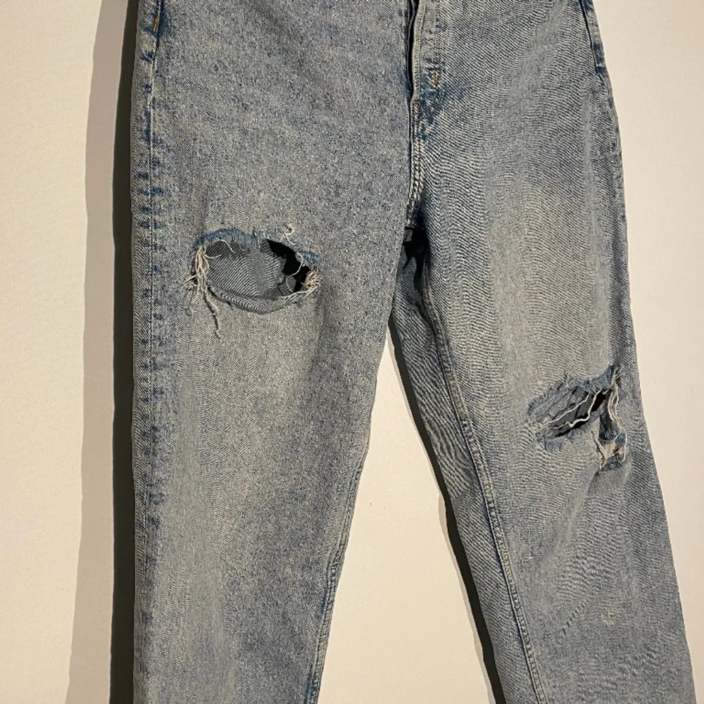 Snygga blåa jeans men två hål. Använd ett par gånger.. Jeans & Byxor.