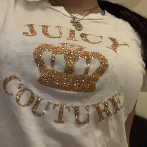 Jätte snygg y2k juicy t-shirt, passar parfekt och är i storlek m💗