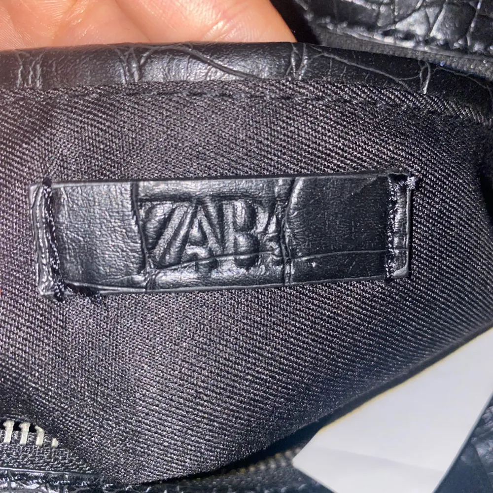En svart slutsålda väska ifrån Zara som tyvärr inte har kommit till någon användning🖤. Väskor.