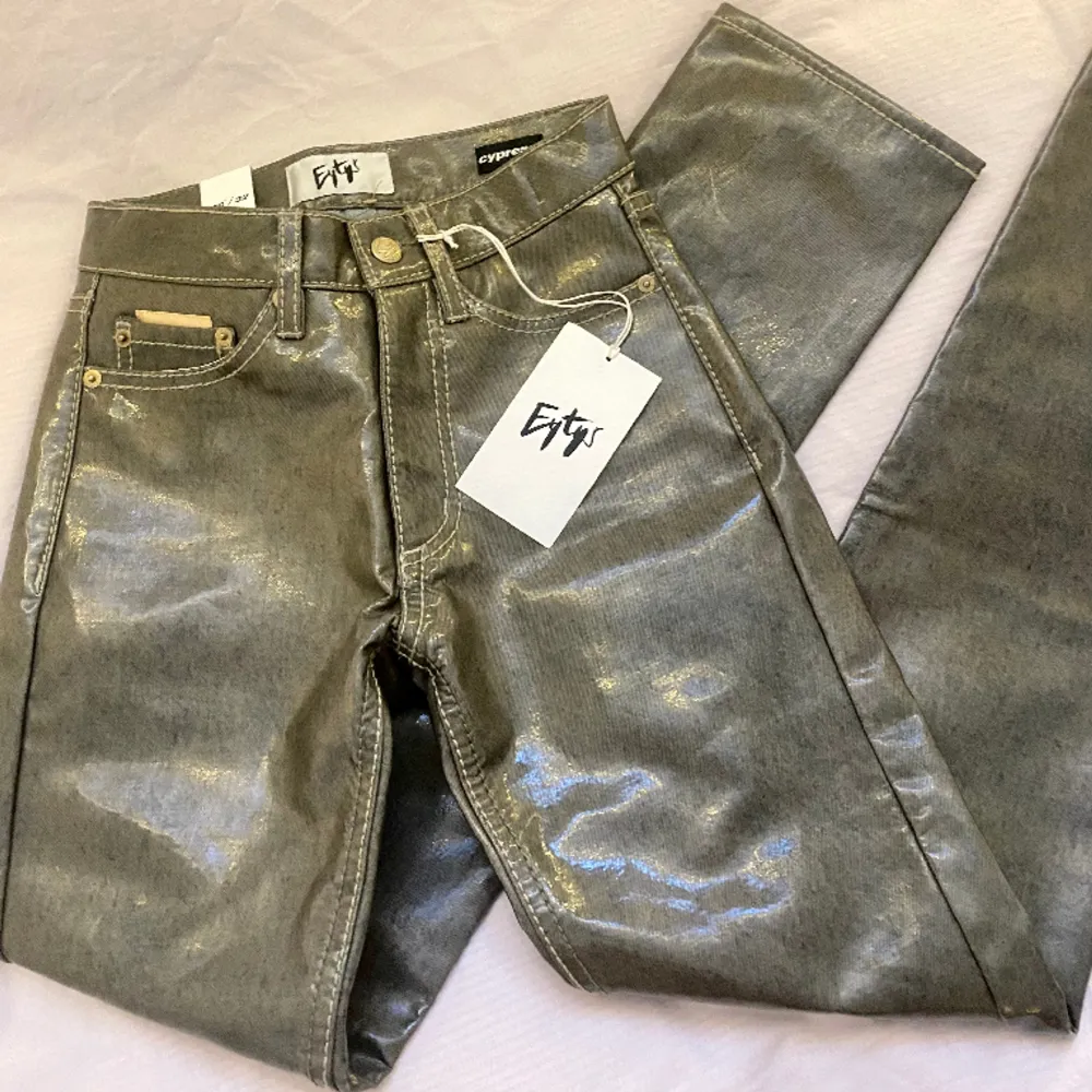 Superfina Eytys lackjeans!! Helt oanvända med alla lappar kvar pga är för små för mig. Dem är i storleken W25 / L32 o i modellen Regular Straight. Bilder på är tyvärr inte möjligt då jag inte får på mig dem:/ Priset går att diskutera😊. Jeans & Byxor.