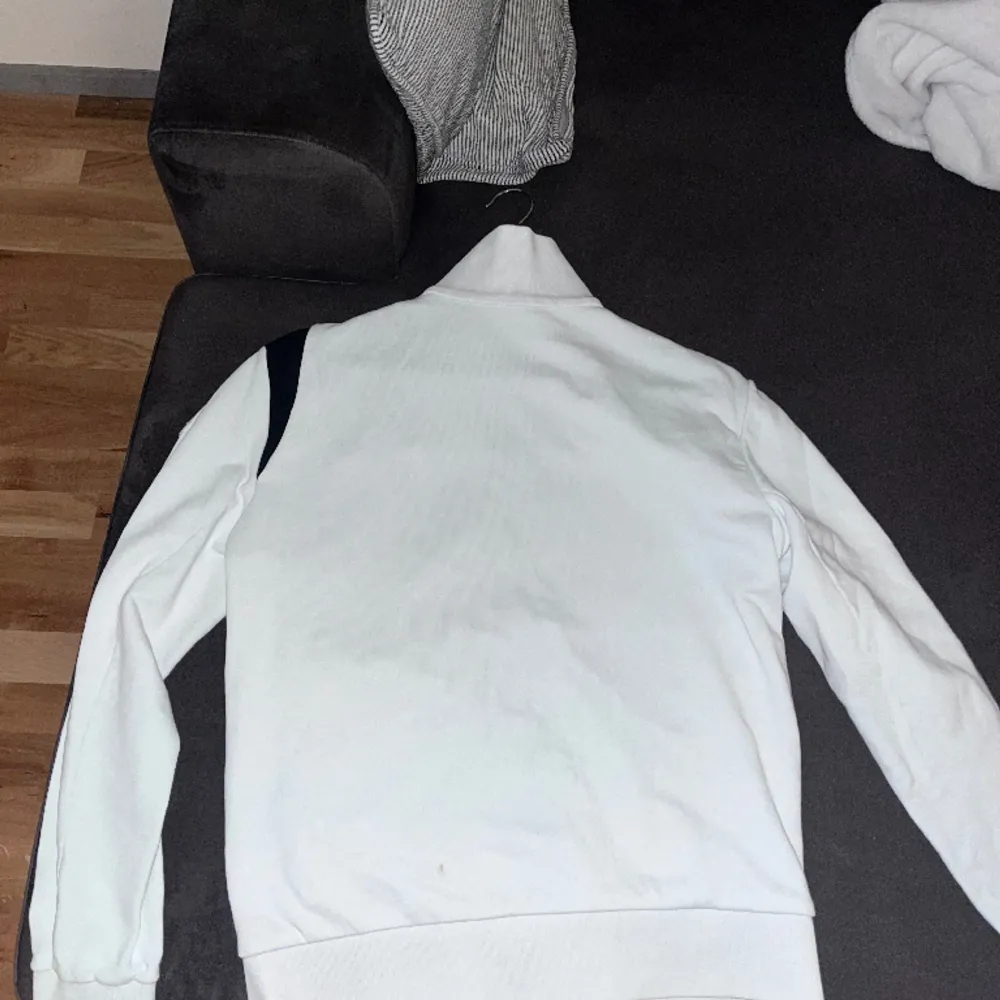 Säljer min vita moncler zip tröja, pga att jag inte har användning av den längre. Har använt den ett fåtal gånger innan. Tröjan är i storlek S. Den är i god skick, jag skulle nog säga 8/10. Då den har nått litet smutsmärke som går att tvätta bort :) . Hoodies.