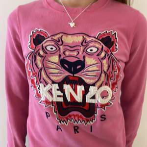 Säljer min jättefina kenzo tröja som tyvärr har blivit förliten💗Kostar 400kr men man kan nog sänka lite 💗