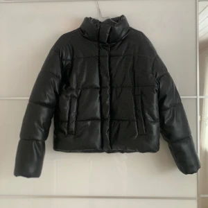 pu padded jacket - Säljer min höstjacka från nakd, orginalpris 929kr❣️