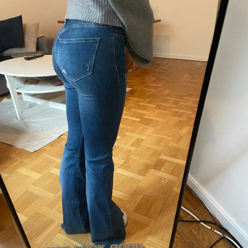 Ett par jeans som är i storleken 25. Ser små ut på bilderna men dem är väldigt stretchiga. Bara använda några gånger . Jeans & Byxor.