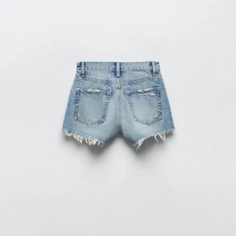 Säljer dessa snygga jeansshorts från zara då de tyvärr har blivit lite små för mig❣️. Shorts.