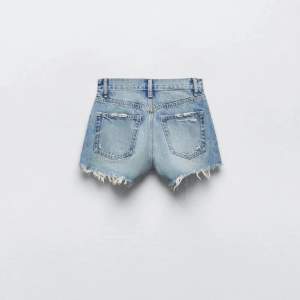 Säljer dessa snygga jeansshorts från zara då de tyvärr har blivit lite små för mig❣️