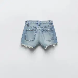 Säljer dessa snygga jeansshorts från zara då de tyvärr har blivit lite små för mig❣️