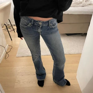 Lågmidjade jeans - As snygga bootcut jeans !! Midjemått:80cm  Innerbenslängd: 82cm