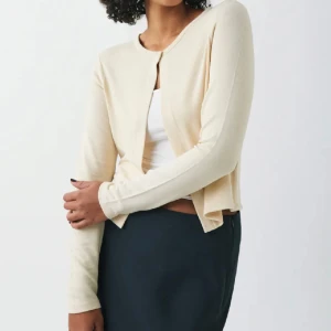 One Button Cardigan  - Säljer denna koftan då den inte passar. Aldrig använt. Slutsåld på nätet. Storlek S🌸