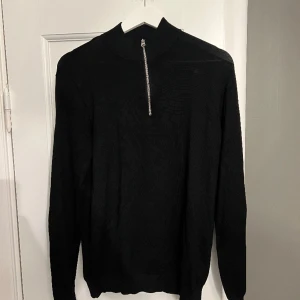 Only & sons half zip - Only & sons half zip i svart, tröjan är i bra skick!