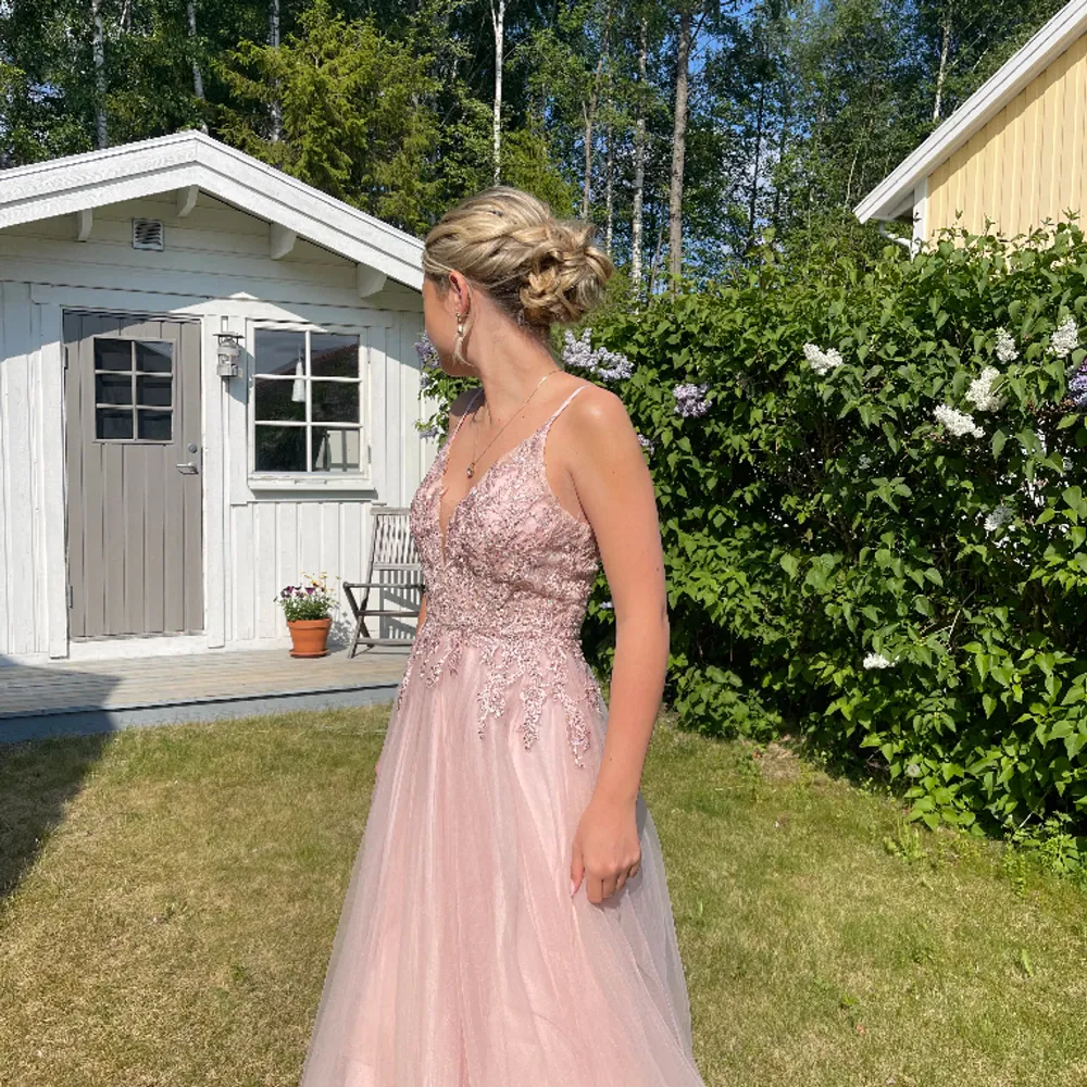 Säljer min superifina balklänning som endast är använd en gång! Köpte ny i butik. Ordinarie pris var 3000 Jag är 1,60 och hade 8cm klackskor, var ändå någon cm lång men funkade! Går annars lätt att sy upp❤️  Buda gärna!!. Klänningar.