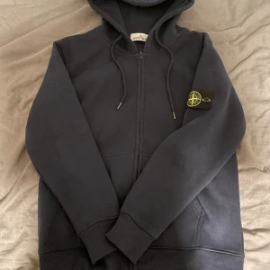 Stone island zip hoodie - En riktigt Nice stone island zip hoodie. Storlek M, passar S/M. Använd ca 3 gånger så i väldigt bra skick fortfarande. Skriv om ni har frågor😁