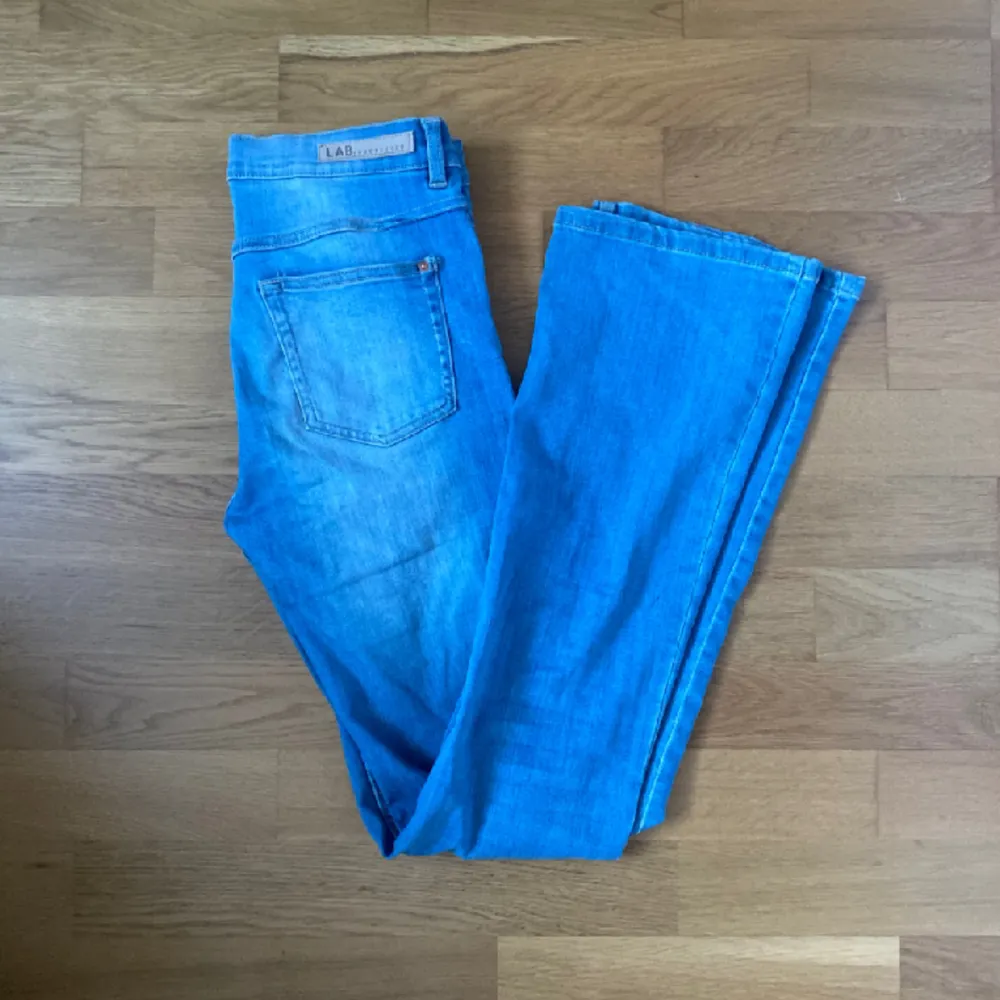 säljer dess lågmidjade bootcut jeans från kappahl❤️‍🔥 . Jeans & Byxor.