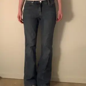 Jag säljer ett par Levis jeans pga att det är lite för stora. De är midwaist och är flared🫶. Midjemåttet är ca 38 cm rakt över och innerbensmåttet är ca 81! Hör gärna av er ifall ni har några fler frågor👍