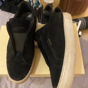 Axel arigato skor - Axel arigato skor i storlek 44 men passar 45  Pris 1500 Lite smutsiga men går enkelt att ta bort med en mockaborste