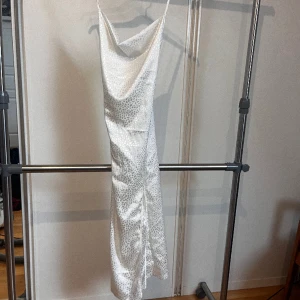 SUPERFIN klänning student  - Fin klänning - snygg rygg 