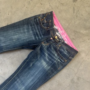 Low rise botcut jeans - Snygga byxor i bra kvalite, är vintage så har använd förut men dem är fortfarande bra!   Midja: 39cm Innerbenslängd: 82cm Ytterbens längd: 103cm Längd där nere: 23 cm 